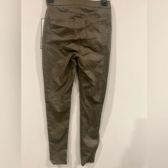Almost Famous High Rise Skinny Leg Junior's Coated Finish olive Jeans size 3 NWT - Picture 6 of 7